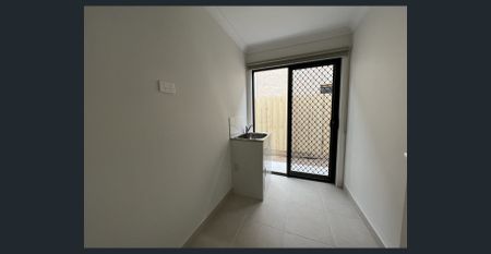 Central family home close to all amenities - Photo 4