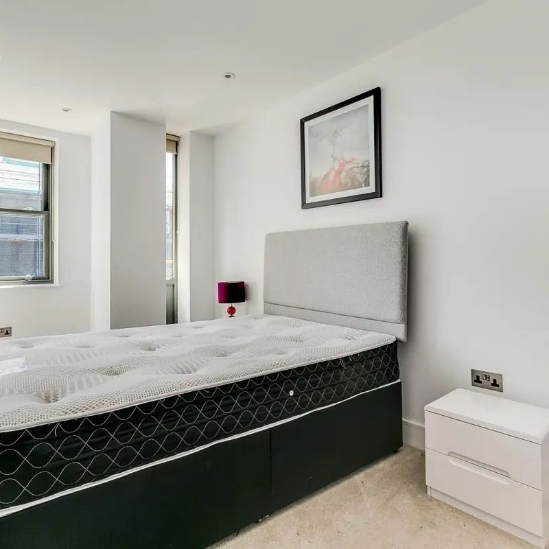 3 bedroom flat in London - Photo 1