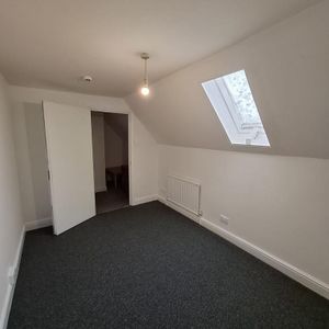 1 bedroom in a flat share to rent - Photo 2