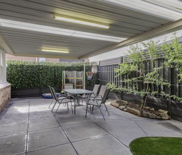 Three Bedroom Art Deco Modernised Home - Photo 2