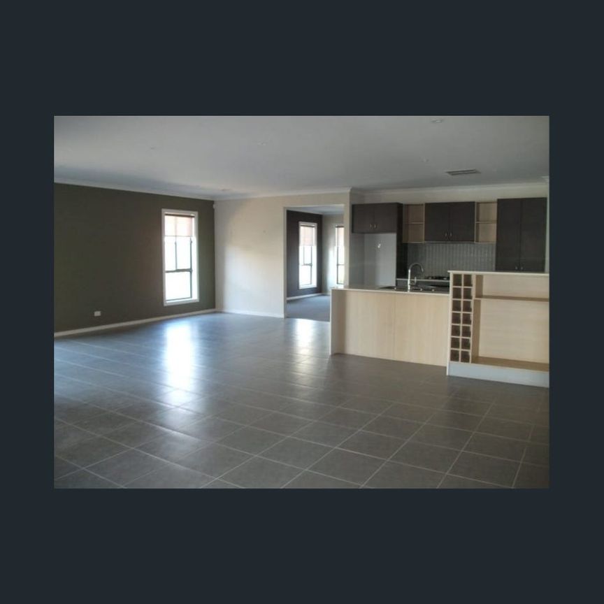 Best of the West: Unparalleled Convenience, 4 Bed in Deer Park - Photo 1