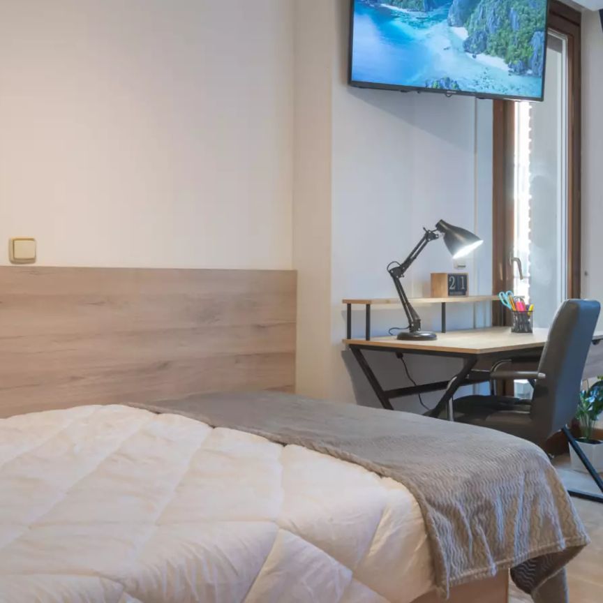 Room in a shared 11-bedroom apartment for rent in El Viso - Photo 1