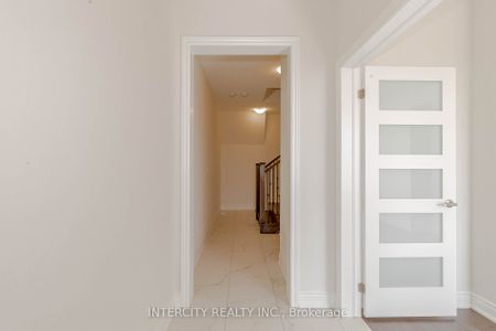 Townhouse For Lease | W8117944 - Photo 2