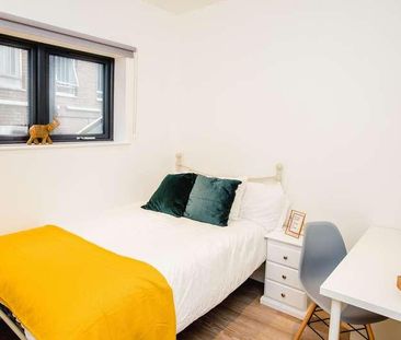 Ntu // Lister Gate // Bed & Bathroom // All Bills Inc, NG1 - Photo 3