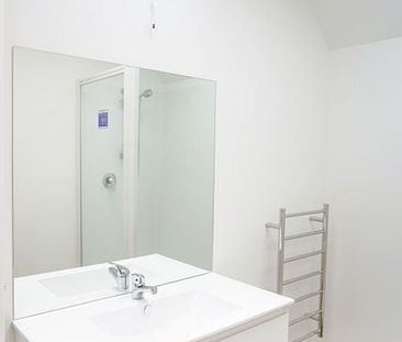 Modern Townhouse in Central City with Garage - Photo 2