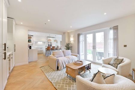 A well-presented four-bedroom detached family home with versatile living space, landscaped garden and garage in Rotherfield Greys. - Photo 3