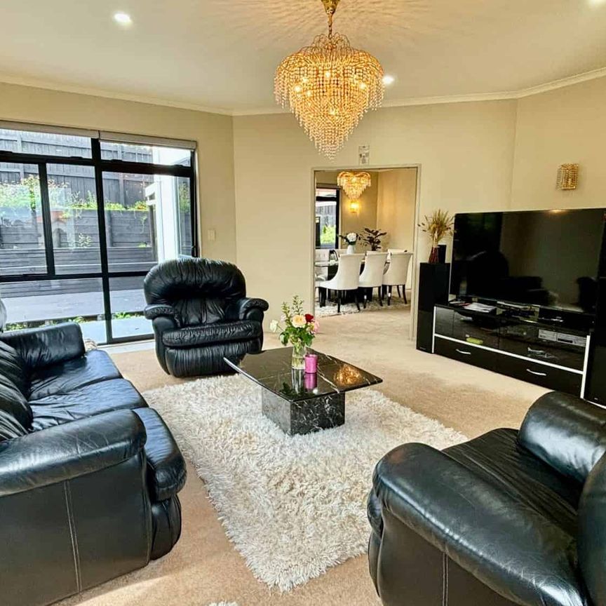 Stunning 5 Bedrooms Family Home in Mangere - Photo 1