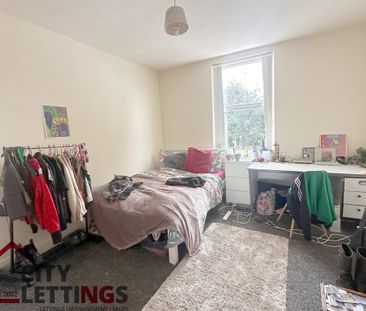 8 Bedroom Semi-Detached House - Photo 3