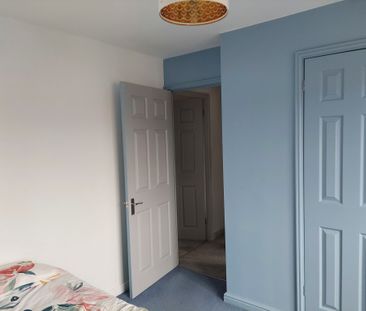 A Bright Room in a Modern House for Rent in Chesterfield - Photo 3