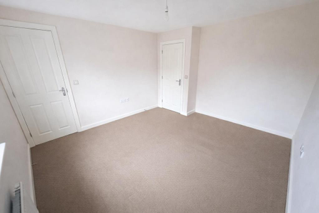 4 bedroom detached house to rent - Photo 3