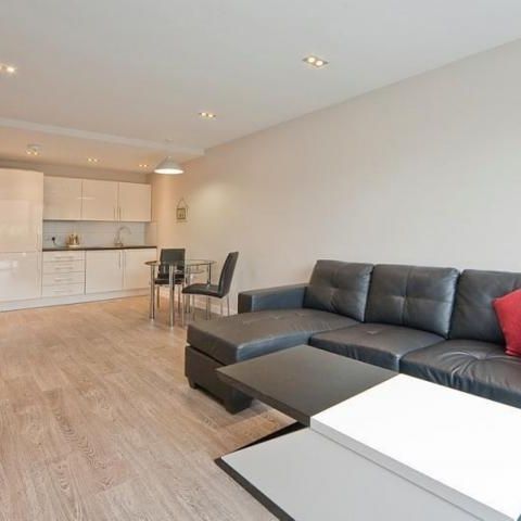 Spectacular 2 bedroom property with balcony and large communal terrace - Photo 1