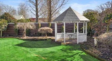 Spacious Home Opposite the Domain - Photo 4