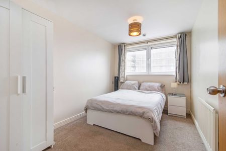 Erebus Drive, Charlton, SE28, London - Photo 3