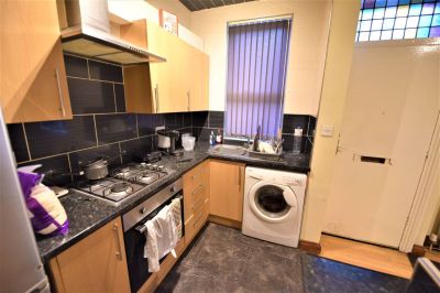 2 bedroom House in Harold Mount, Leeds - Photo 4