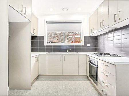 Modern Two-Bedroom Unit in Prime Essendon Location – 6 Month Lease Available - Photo 3