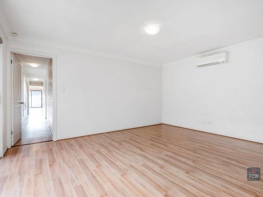 Modern low maintenance family home - Photo 1