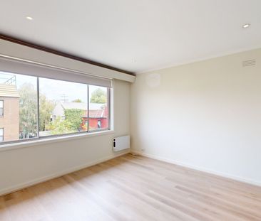 Stylish, Renovated Gem in the Heart of South Melbourne! - Photo 3
