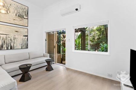 Freshly Renovated & Fully Furnished Two-Bedroom Townhouse in Central Bundall - Photo 3