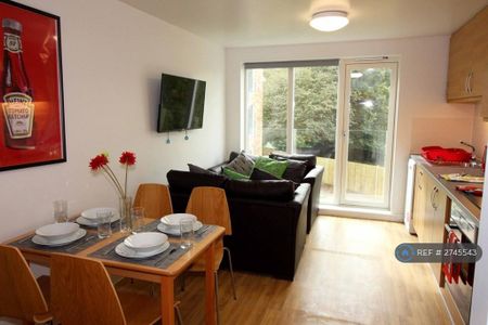 4 bedroom flat to rent - Photo 4