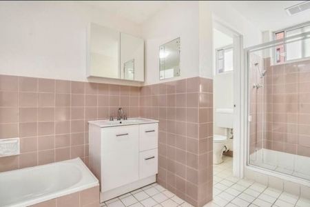 Bright two Bed Apartment - Photo 4