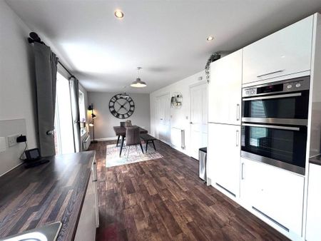 4 bedroom detached house to rent - Photo 5