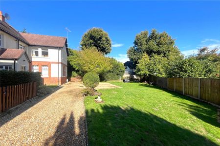 The Crescent, Farnham, Surrey, GU9 - Photo 5