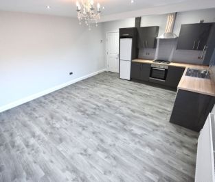 3 bedroom Flat in Lea Farm Drive, Leeds - Photo 2