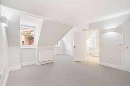 Beautifully presented duplex apartment, refurbished in a neutral contemporary style with two double bedrooms and a study. - Photo 4