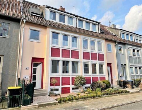 TOP GEPFLEGT! Helle 2-Zimmer-Wohnung im 2-Familien-Haus mit Garage, rückwärtigem Balkon, schicker Einbauküche und Kellerraum in ruhiger aber dennoch zentraler Lage - Foto 1