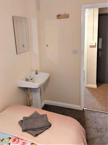 1 bedroom in a house share to rent - Photo 3