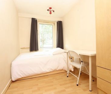 Room in a Shared House, London, E16 - Photo 2
