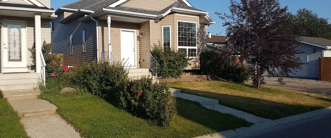 Four-level split family Home — 3 Bedrooms+ Den House - Photo 1
