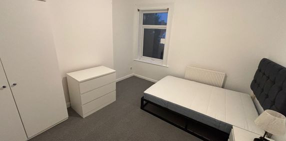 2 Bed Flat, Radbourne Road, SW12 - Photo 2