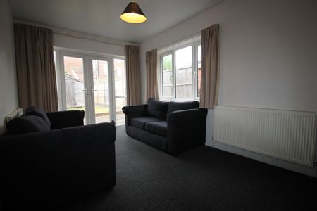 6 Bed Terraced House, Portswood Road, SO17 - Photo 2