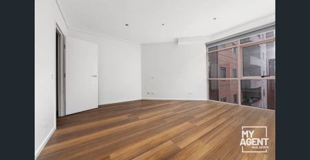 Luxurious 3-Bedroom Apartment with Premier Amenities - Photo 4