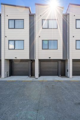 MANGERE BRIDGE, 3 BEDROOMS - Photo 1