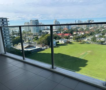 Modern Apartment With Spectacular Views - Photo 4