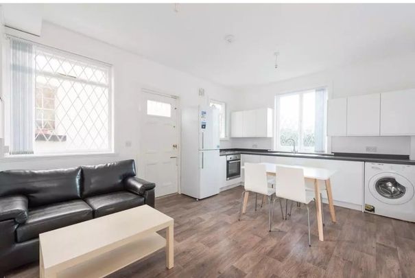 Room in a Shared House, Kingston Terrace, LS2 - Photo 1