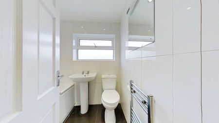 4 bedroom semi-detached house to rent - Photo 3