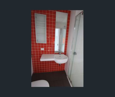 Fully Furnished Studio Apartment with Park Views in Prime Student L... - Photo 4