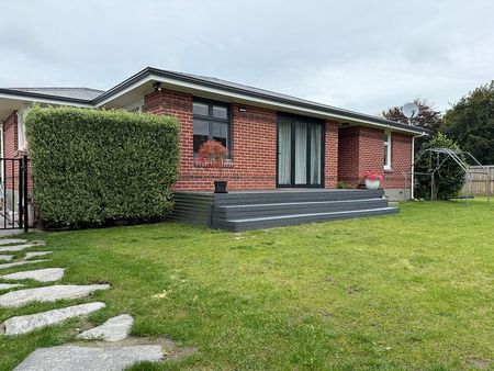 Warm 3BR Halswell Home w/ large fenced backyard - Photo 5
