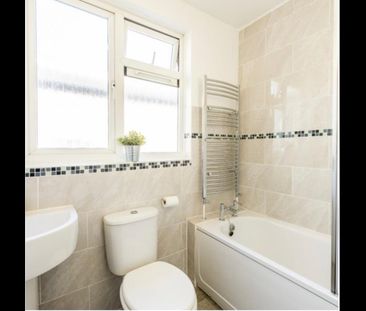 2 Bed Flat, Sandringham Road, NW2 - Photo 2