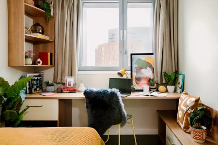 Large Ensuite: Three Bed Flat - Photo 2