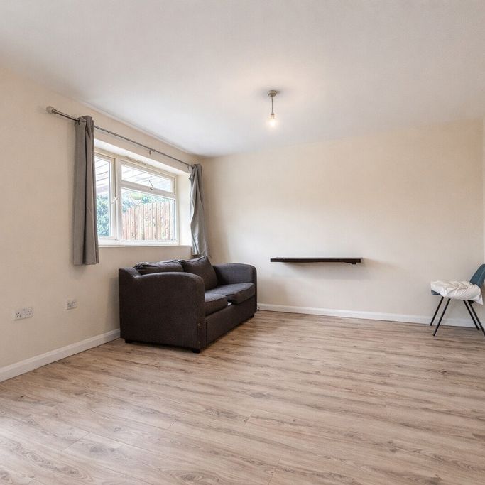 5 Bed Student House, Deeds Grove, High Wycombe, HP12 3NT - Photo 1