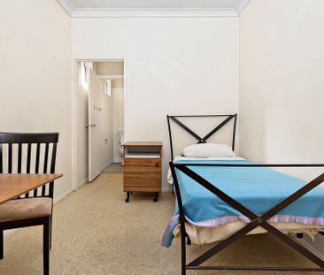 Cozy room in a convenient Croydon location - Photo 6
