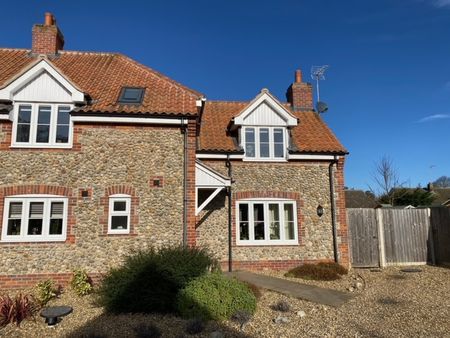 Beautifully Appointed Three Bedroom Home to Let Close to Holt Town Centre - Photo 2