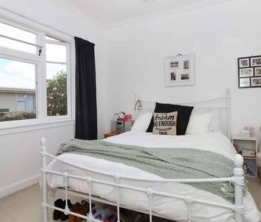 ROSLYN - 1 BEDROOM - Photo 3