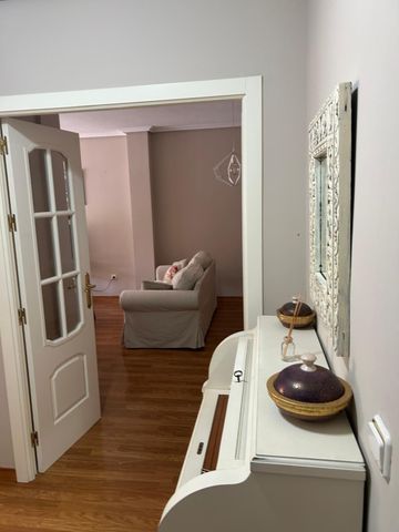 PRECIOSO PISO RECIÉN REFORMADO Y AMUEBLADO de 3 habitaciones, 2 BAÑOS, TRASTERO INCLUIDO en EXCELENTE UBICACIÓN en San Cayetano PARKING OPC - Photo 3