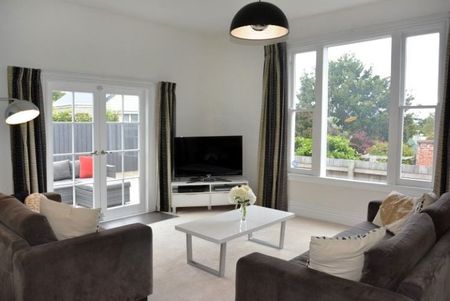 Super sunny, warm and modern family home in Roslyn - Photo 2