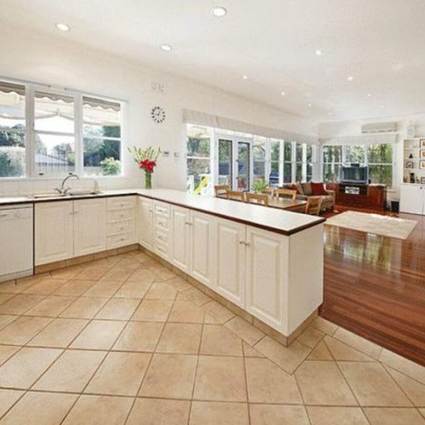 Sandringham - Photo 1